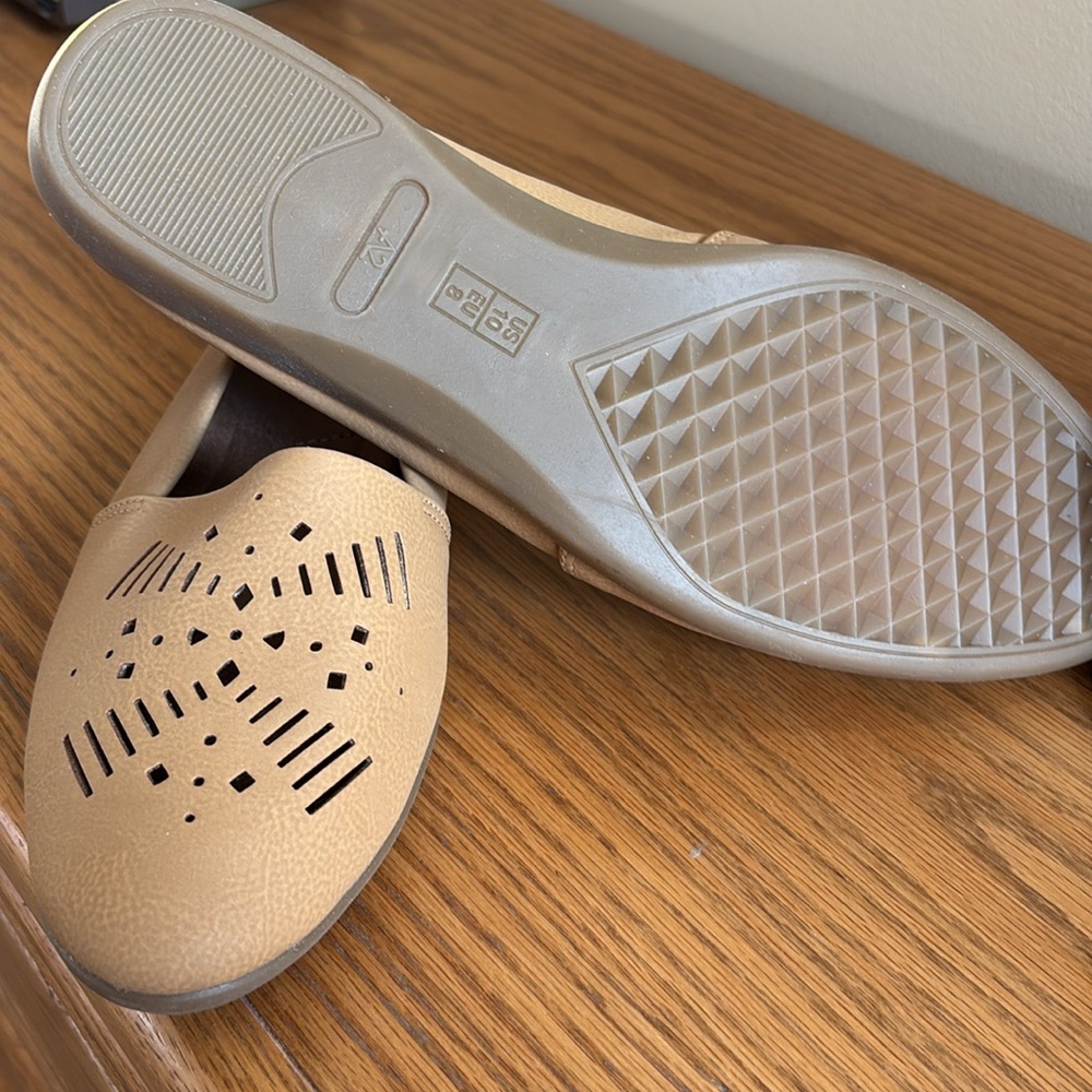 A2 By Aerosoles Tan Flats with Geometric Perforations NWOT - Picture 2 of 4